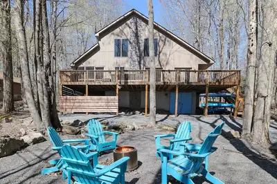 Image de Wooded Lakeside adventure, walk to dock, 4 kid kayaks, screened porch, ping pong