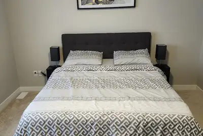 Image de Budget Friendly Master bedroom Equipped with full Furniture in brand new home.