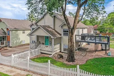 Image de Redwood Haus! Hot Tub & Bbq & Fire Pit!