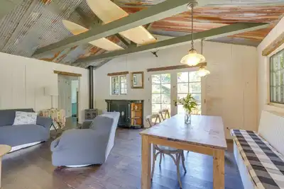 Image de Farmhouse-Chic Carpinteria Cottage w/ Pool Access