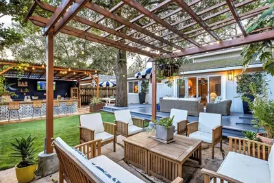 Image de Wine country home with private, backyard oasis. Pet friendly. 40% monthly disc.