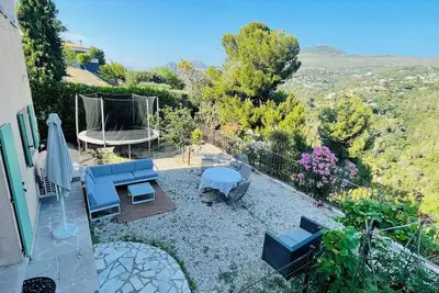 Image de Bas de villa avec  terrasse dans la nature à seulement 15 mns de Nice