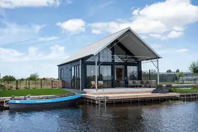 Image de Luxurious 4-6 person holiday villa on the water.