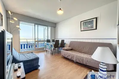 Image de Beau T2 face à Juno Beach avec parking privé