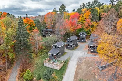 Image de Sleeps 25! Book all 5 Lawrence's Lakeside Cabins!