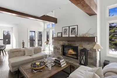 Image de Updated Condo Close to Mt Snow!