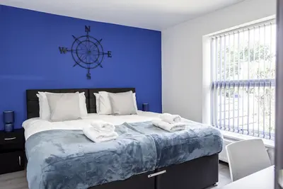 Image de Modern 3-Bed, 3-Bath House | Sleeps 10 | Free Parking<br>Newly refurbished home just off the M27. 10 mins to City Centre, Hospital & Airport. Ideal for families, contractors & groups.