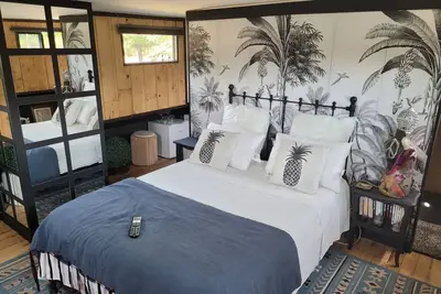 Image de Chambre dans une péniche sur le canal du midi