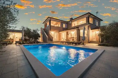 Image de Villa Javor near Pula only 1 km from the beach with sea view and heated pool