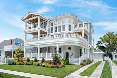 Image de 4000 sq ft home with an elevator!