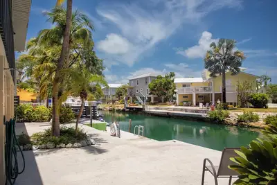 Image de 2 Bd 2 Ba canal front home minutes from Key West with parking & dock space