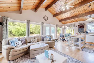 Image de Seaside Charmer with Game Room, Yard, and Easy Walk to Beach and Golf Course!