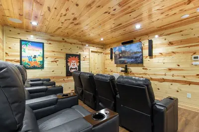 Image de Mountain High Cinema | Hot Tub, Game Room!