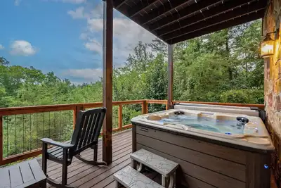 Image de Renovated, Arcades, Reclining Theater Seats, Hot Tub, Views, & Free Tickets