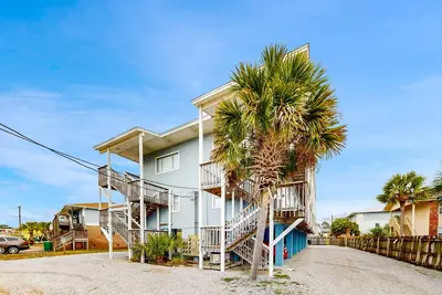 Image de Renovated studio with mid-size kitchen & central Ac - walk to beach/attractions