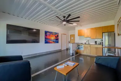 Image de Box House Condos #1 - Unique shipping container condo