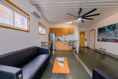 Image de Box House Condos #2 - Unique shipping container condo