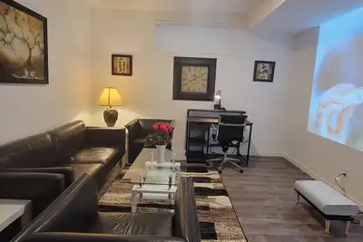 Image de A brand new, cozy 1-Br suite