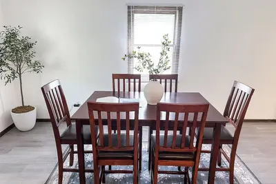 Image de New! Gr Modern & Updated 2br Retreat - Sleeps 8, Near Downtown!