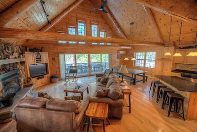 Image de Exceptional log home on 9+ acres with frontage on Big St. Germain Lake