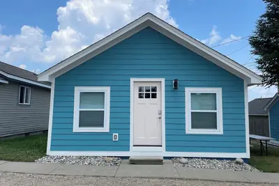 Image de Brand New Modern Cabin Steps away from beautiful Houghton Lake