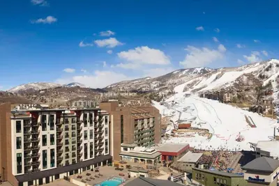 Image de Ski-in Ski-out 3b-3b at the base of Steamboat, next to the lifts and gondola!