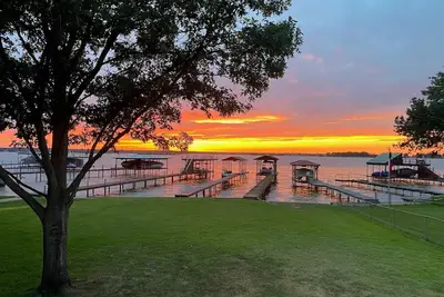 Image de Bright, open concept, lakefront house on open water with amazing sunset views!