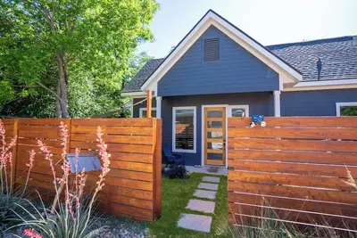 Image de Modern 2br 2ba. Spacious open concept living room/kitchen w cathedral ceilings.