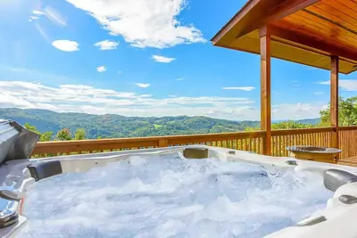 Image de Great Views, Hot Tub, Pool Table, Media Room, 5 Bedrooms w/ Ensuite Baths, Ski!