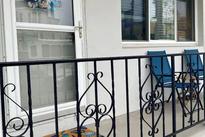 Image de Cozy beach condo just one block from the beach. Walk  to restaurants and parks.