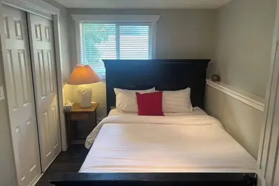 Image de Air conditioned! Queen Suite Sleeps 1-4 guests with Laundry.