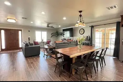Image de Beautiful quiet luxurious home with an amazing Desert view.