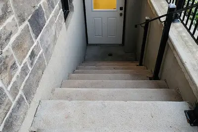 Image de Bright Spacious Self contained 3 bedroom Basement apartment