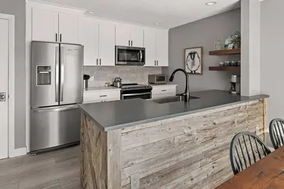 Image de Newly Renovated 2 Bedroom Condo centrally located