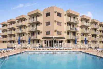Image de Newly renovated 1 br condo, 1 1/2 blocks to beach, heated pool, balcony.