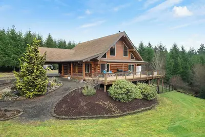 Image de Log Cabin in the Woods. On five acre lot in the woods pet friendly.