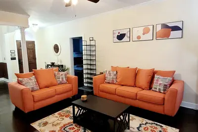 Image de Cozy Cul-De-Sac Retreat designed for total comfort and rejuvenation