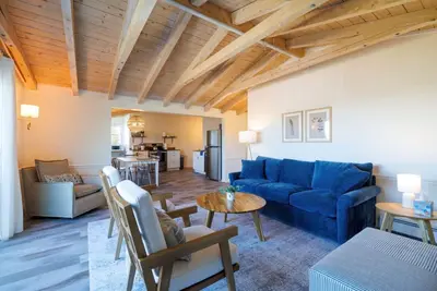 Image de Top Floor Condo + Ocean Views [Admirals Quarters]