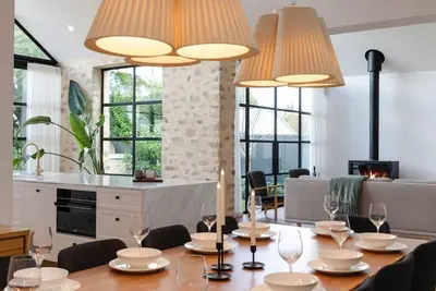 Image de Luxurious 4br 2 Bth light filled whole executive home