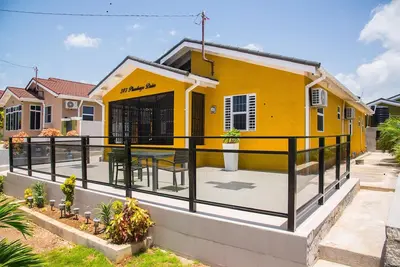 Image de Indulge in a breathtaking getaway as you escape to a magnificent vacation home.
