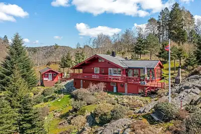 Image de GemĂĽtliches Helles Ferienhaus am See mit Panoramaseeblick + HĂĽtte und Nahe Meer