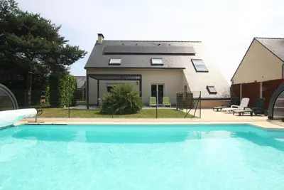 Image de Maison spacieuse avec piscine couverte près du Mont-Saint-Michel