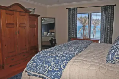 Image de Recently remodeled fourth floor two-bedroom oceanfront granite countertops, stainless steel appliances.