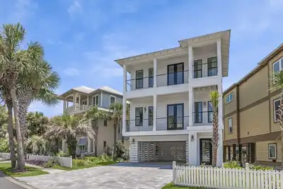 Image de 3br Coastal Home w/ Private Pool + Modern Kitchen | Beach Paradise Manor