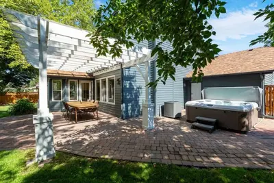 Image de Serenity Gardens - Hot tub! Fire Pit! near the river walk,