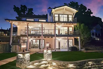 Image de Tv Featured! - Private Beach, Pool, Dock, + More!