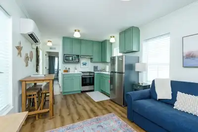 Image de Cozy cottage with easy access to beach & restaurants- Pet Friendly!