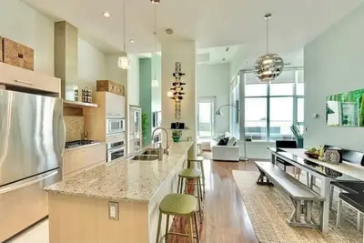 Image de Modern Penthouse Condo + Roofdeck & hot tub