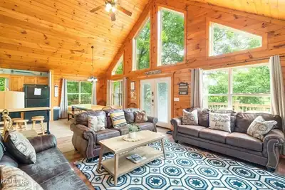 Image de A Waterfront home with private dock on quiet cove, seconds to jumping bridge.