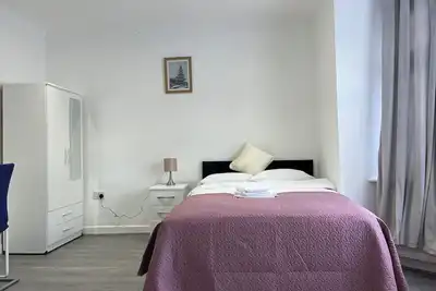 Image de Double Room 2 Minutes Walking Distance From Redbridge Station London